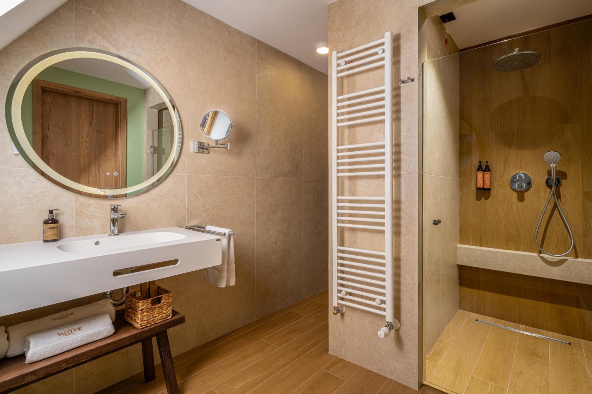 Hotel Valedor Boutique & Spa บุชเตนี ภายนอก รูปภาพ
